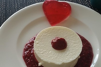 Panna cotta mit Erdbeersauce 44