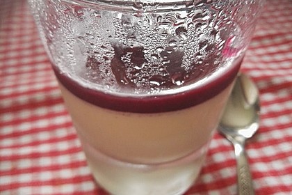 Panna cotta mit Erdbeersauce 74