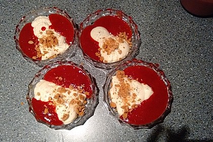 Panna cotta mit Erdbeersauce 75