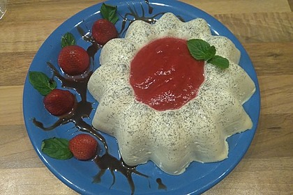Panna cotta mit Erdbeersauce 65