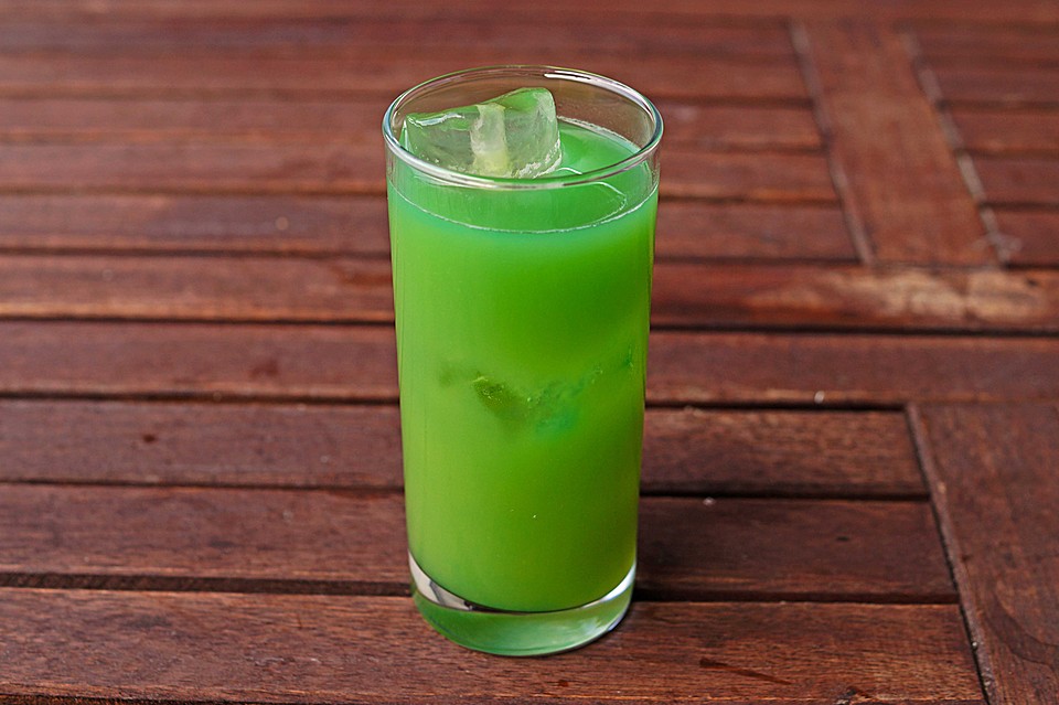 Коктейль зеленая миля. Зелёная миля коктейль абсент. Зеленый коктейль алкогольный. Алкогольный смузи. Алкогольный напиток зеленого цвета.