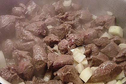 Hirschgulasch mit Preiselbeeren und Haselnussspätzle 14