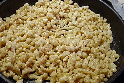 Hirschgulasch mit Preiselbeeren und Haselnussspätzle 7