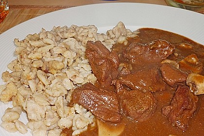 Hirschgulasch mit Preiselbeeren und Haselnussspätzle 5