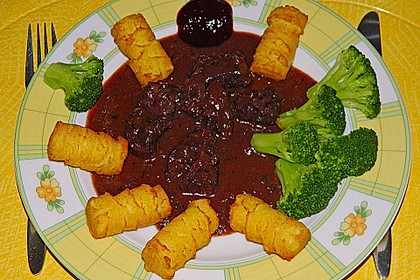 Hirschgulasch mit Preiselbeeren und Haselnussspätzle 3