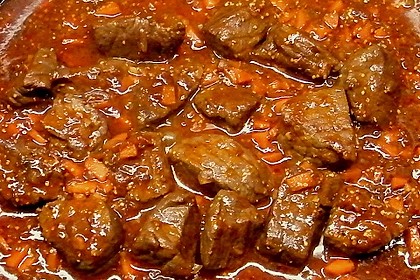 Hirschgulasch mit Preiselbeeren und Haselnussspätzle 1