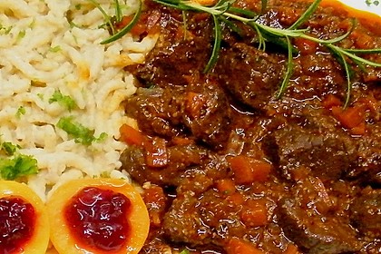 Hirschgulasch mit Preiselbeeren und Haselnussspätzle 2