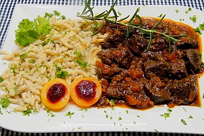 Hirschgulasch mit Preiselbeeren und Haselnussspätzle