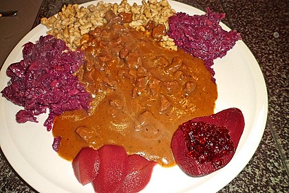 Hirschgulasch mit Preiselbeeren und Haselnussspätzle 10
