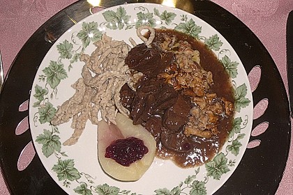 Hirschgulasch mit Preiselbeeren und Haselnussspätzle 9