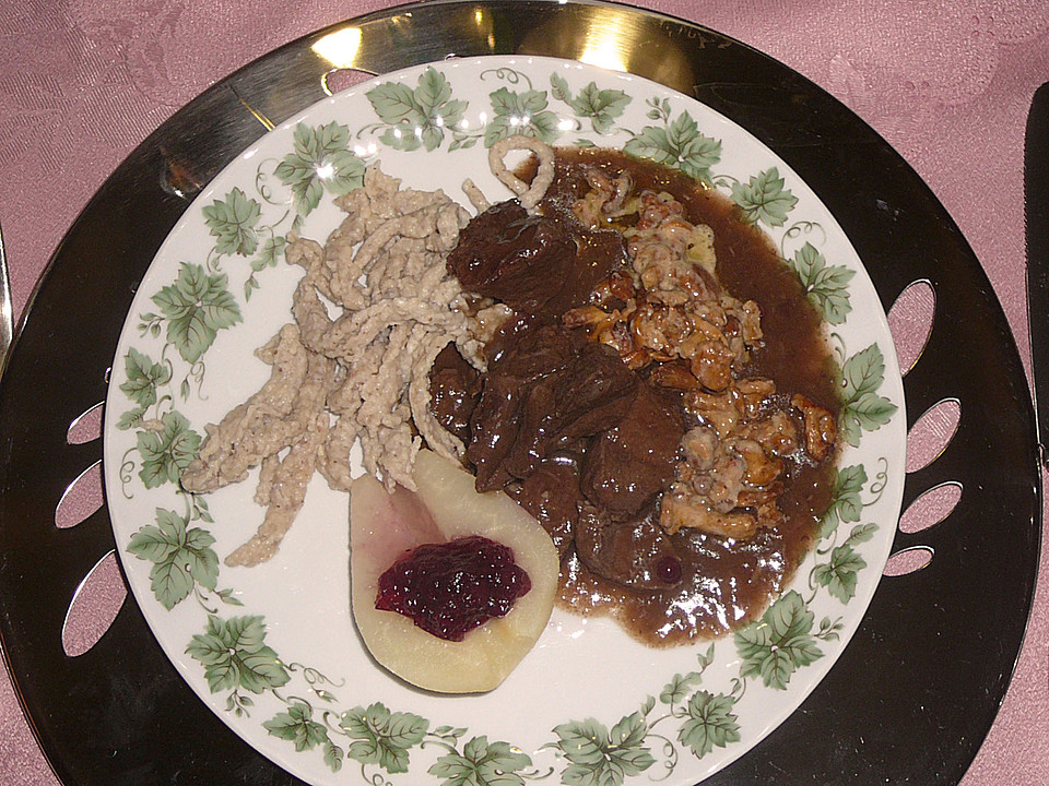 Hirschgulasch mit Preiselbeeren und Haselnussspätzle | Chefkoch.de