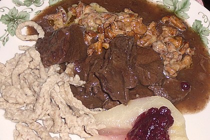 Hirschgulasch mit Preiselbeeren und Haselnussspätzle 6