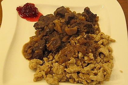 Hirschgulasch mit Preiselbeeren und Haselnussspätzle 4