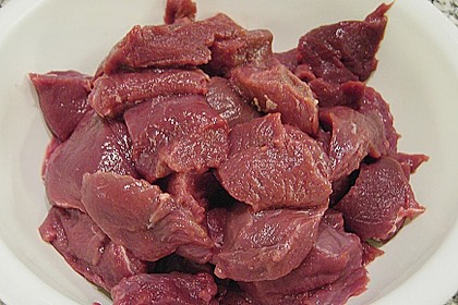 Hirschgulasch mit Preiselbeeren und Haselnussspätzle 16