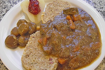 Hirschgulasch mit Preiselbeeren und Haselnussspätzle 8