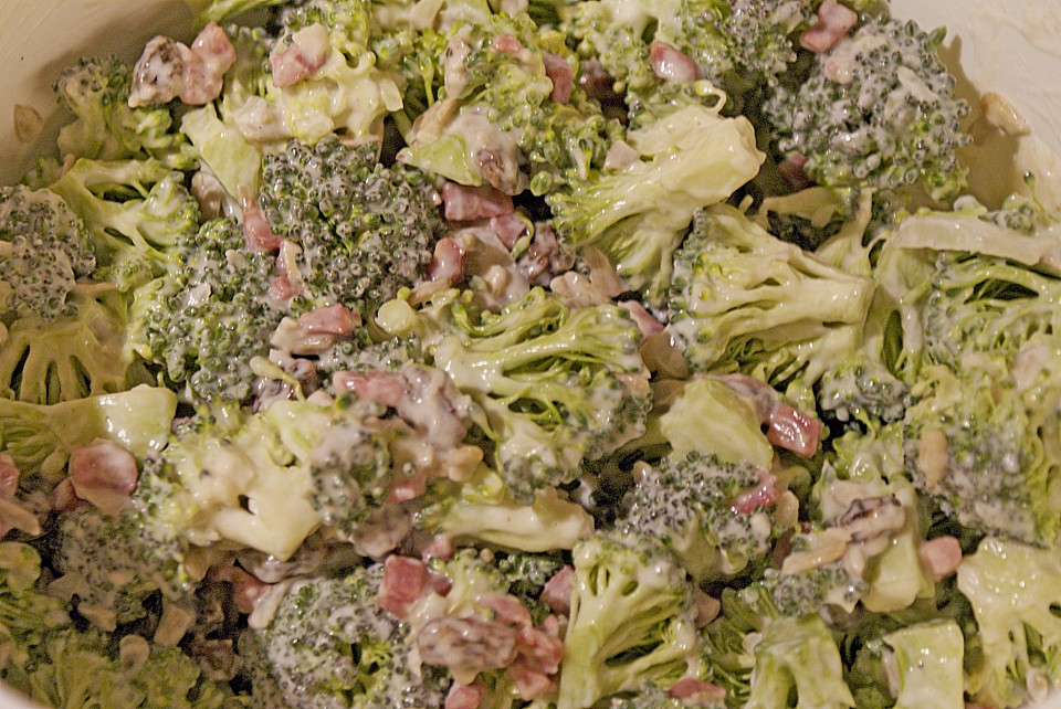 Brokkolisalat (roh) von alklink | Chefkoch.de