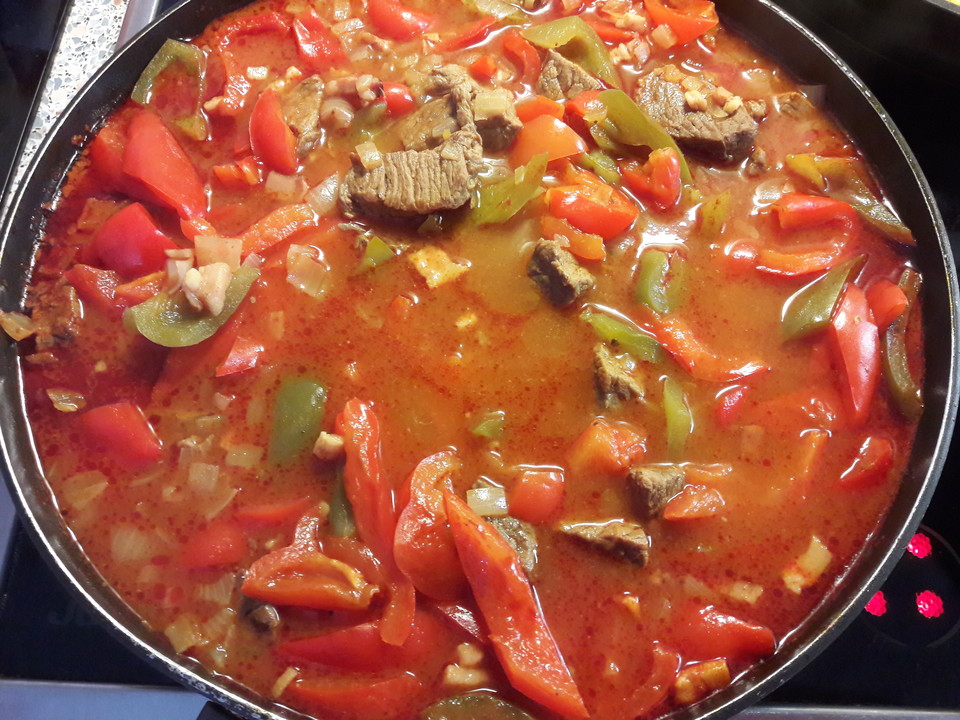 Pörkölt - Ungarisches Gulasch von Piet-Piet | Chefkoch.de
