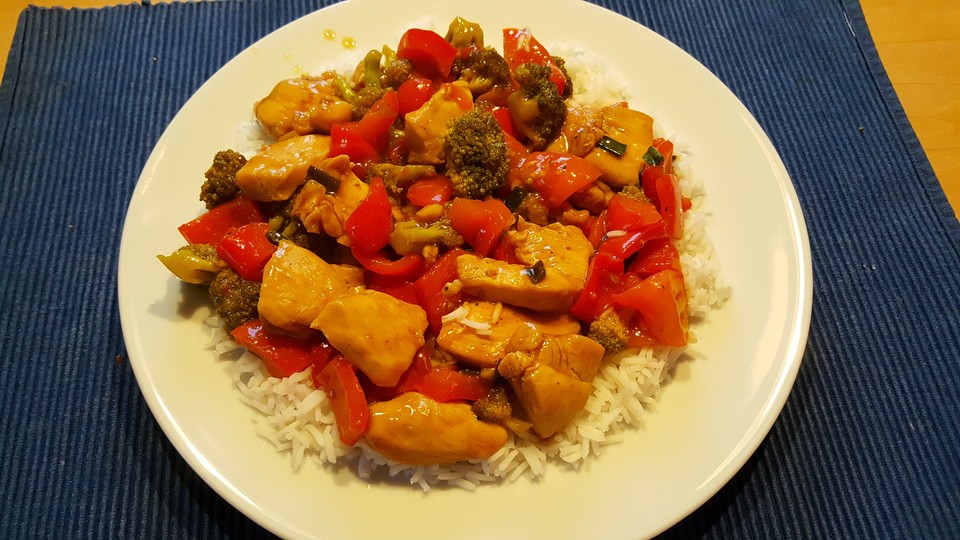 Hähnchenbrustgeschnetzeltes mit Paprika und Brokkoli aus dem Wok von ...