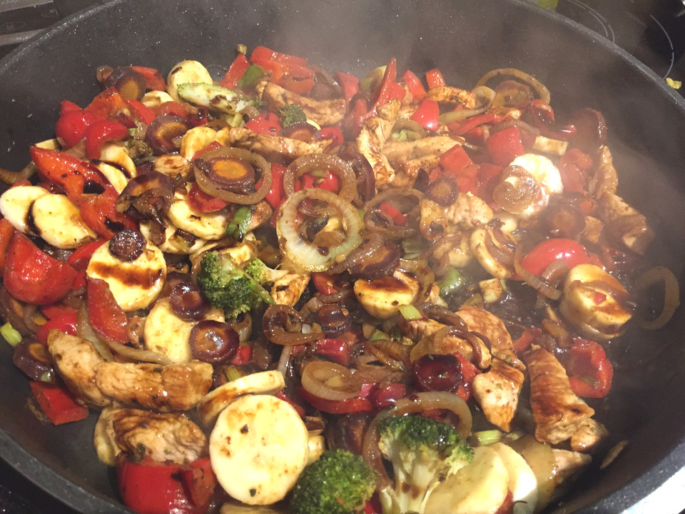 Hähnchenbrustgeschnetzeltes mit Paprika und Brokkoli aus dem Wok von ...