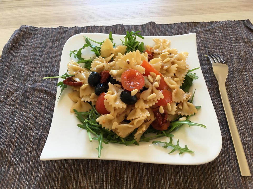 Italienischer Nudelsalat mit Rucola und getrockneten Tomaten von ...