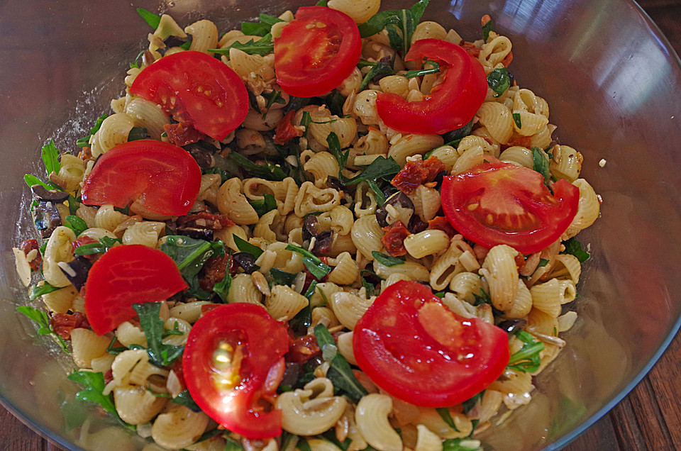 Italienischer Nudelsalat mit Rucola und getrockneten Tomaten von ...