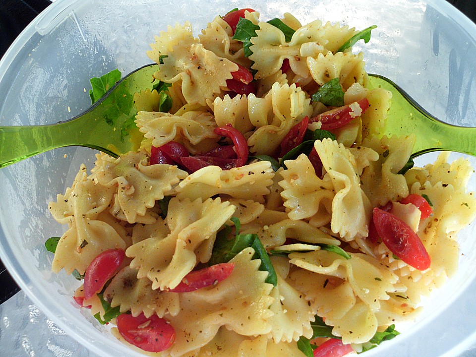 Italienischer Nudelsalat mit Rucola und getrockneten Tomaten von ...