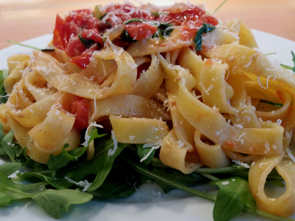 Pasta aglio olio mit Rucola und Tomaten von sesaschw Chefkoch.de
