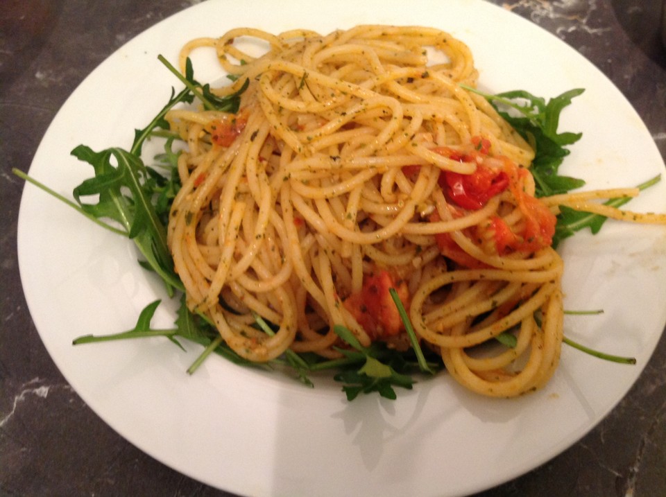 Pasta aglio olio mit Rucola und Tomaten von sesaschw Chefkoch.de