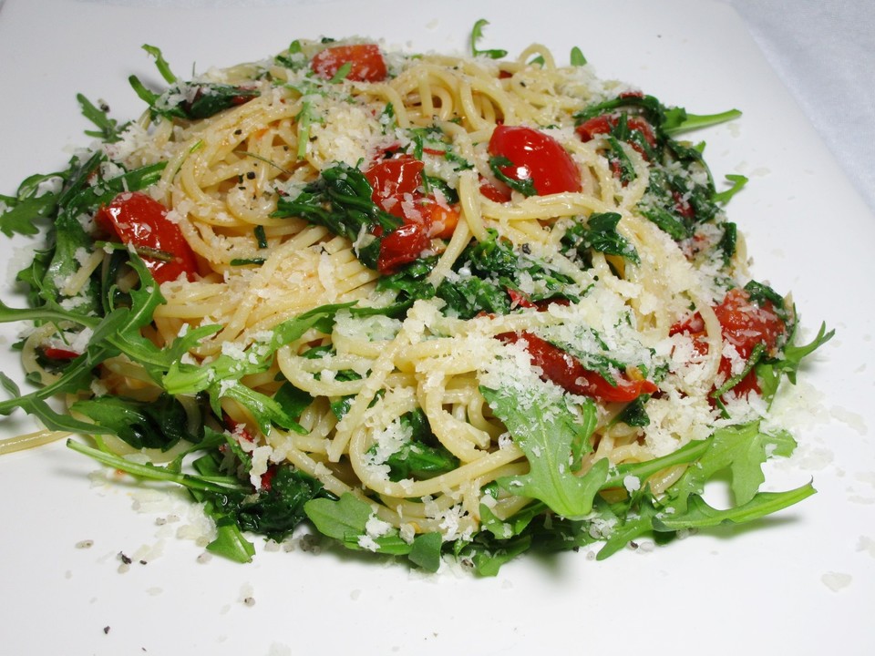 Pasta aglio olio mit Rucola und Tomaten von sesaschw Chefkoch.de