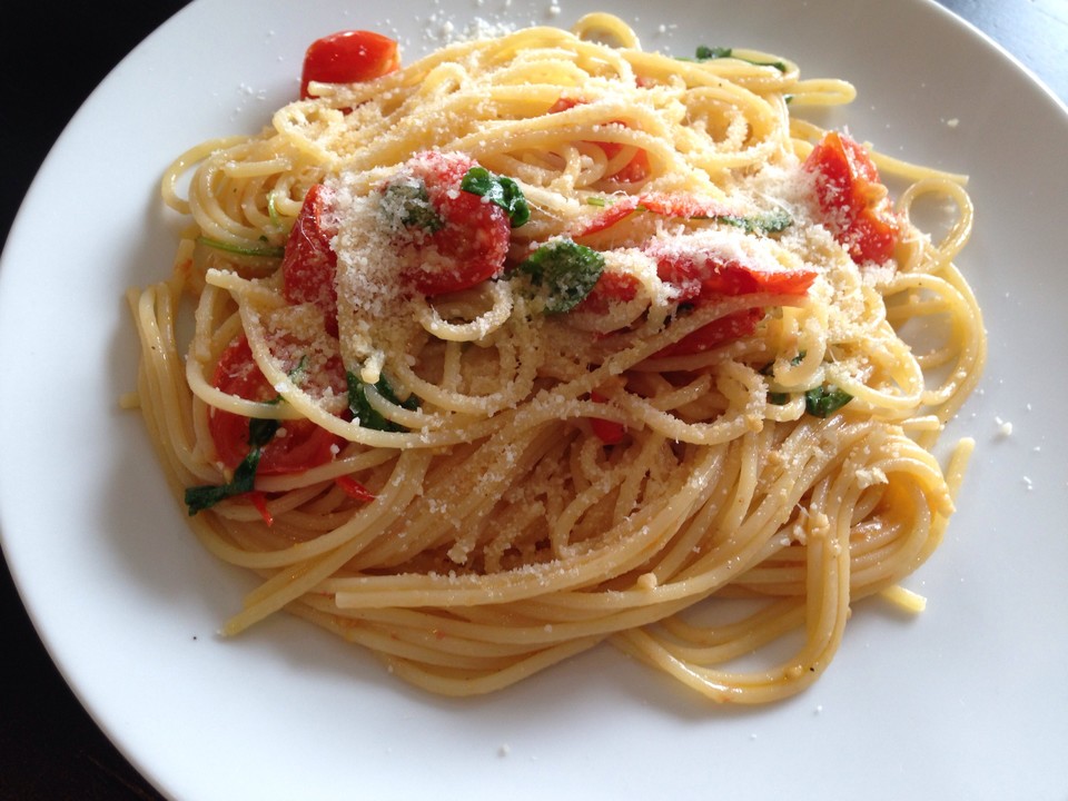 Pasta aglio olio mit Rucola und Tomaten von sesaschw Chefkoch.de