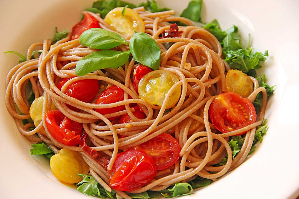 Pasta aglio olio mit Rucola und Tomaten von sesaschw Chefkoch.de