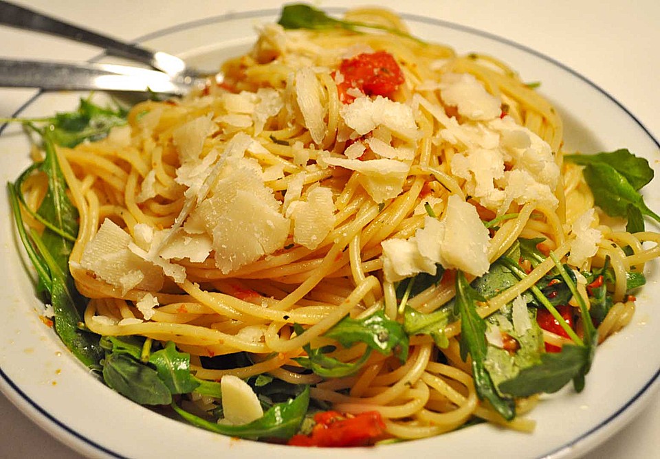 Pasta aglio olio mit Rucola und Tomaten von sesaschw Chefkoch.de