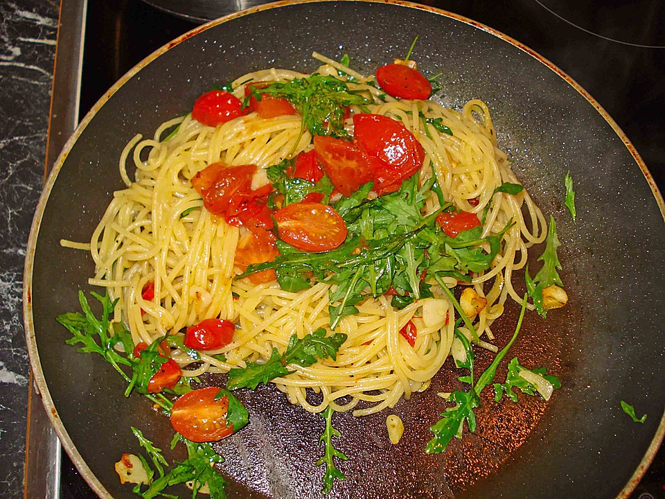 Pasta aglio olio mit Rucola und Tomaten von sesaschw Chefkoch.de