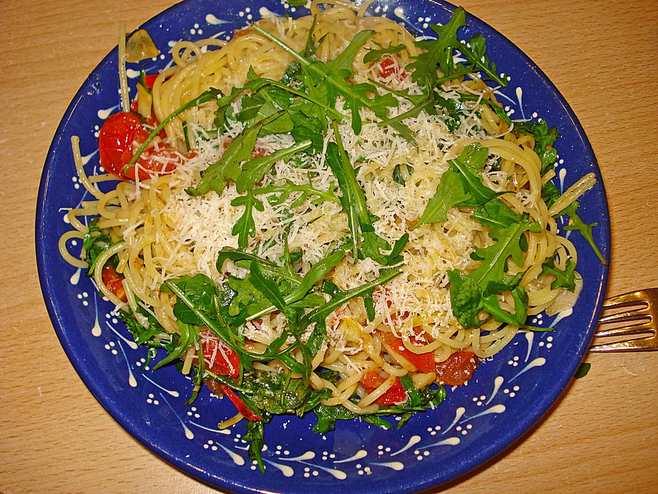 Pasta aglio olio mit Rucola und Tomaten von sesaschw Chefkoch.de