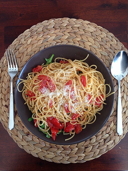 Pasta aglio olio mit Rucola und Tomaten von sesaschw Chefkoch.de