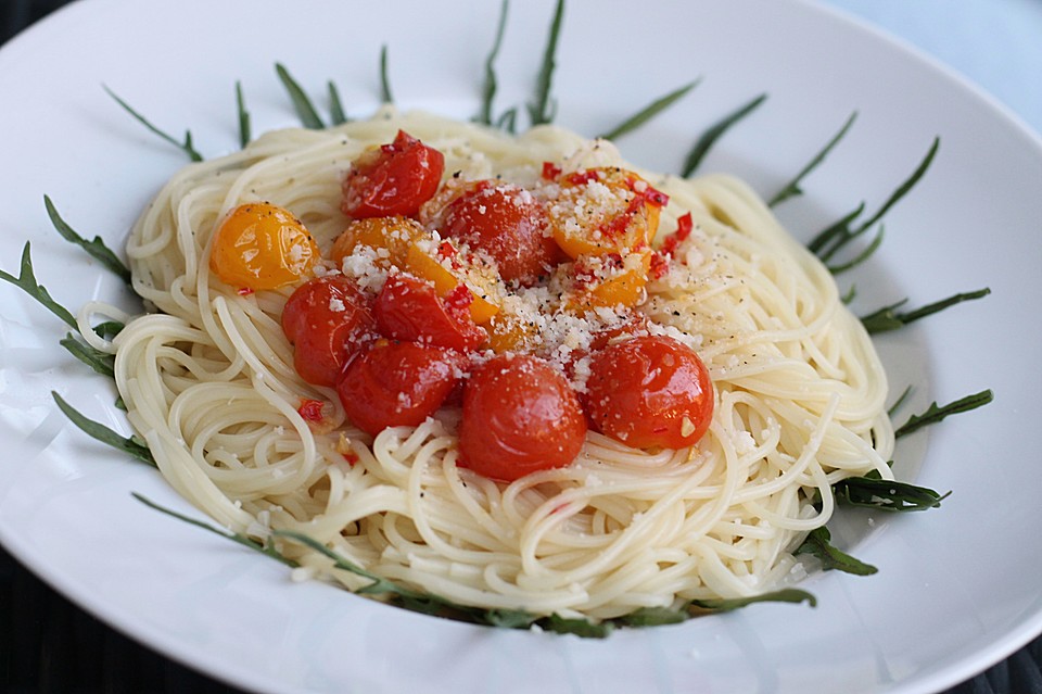 Pasta aglio olio mit Rucola und Tomaten von sesaschw Chefkoch.de