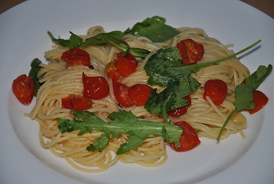 Pasta aglio olio mit Rucola und Tomaten von sesaschw Chefkoch.de