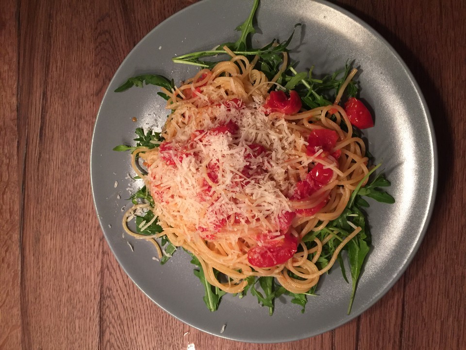 Pasta aglio olio mit Rucola und Tomaten von sesaschw Chefkoch.de