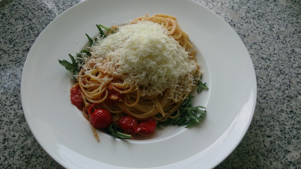 Pasta aglio olio mit Rucola und Tomaten von sesaschw Chefkoch.de