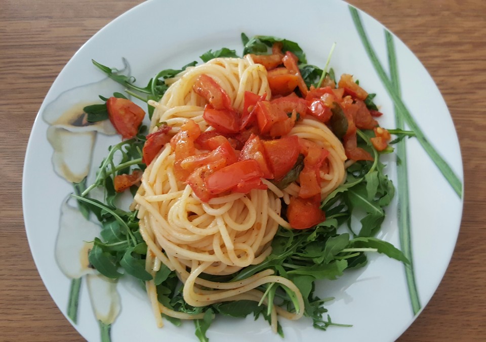 Pasta aglio olio mit Rucola und Tomaten von sesaschw Chefkoch.de