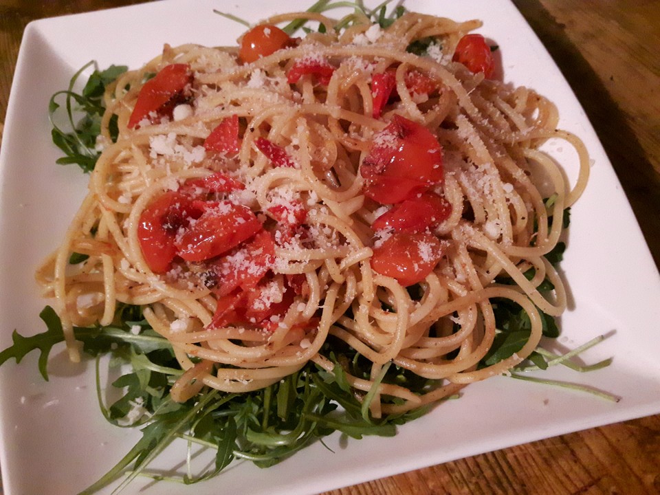 Pasta aglio olio mit Rucola und Tomaten von sesaschw Chefkoch.de