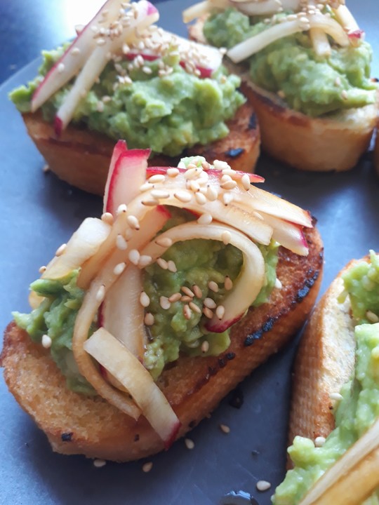 Crostini mit Avocado - Wasabi - Creme, mariniertem Rettich und ...