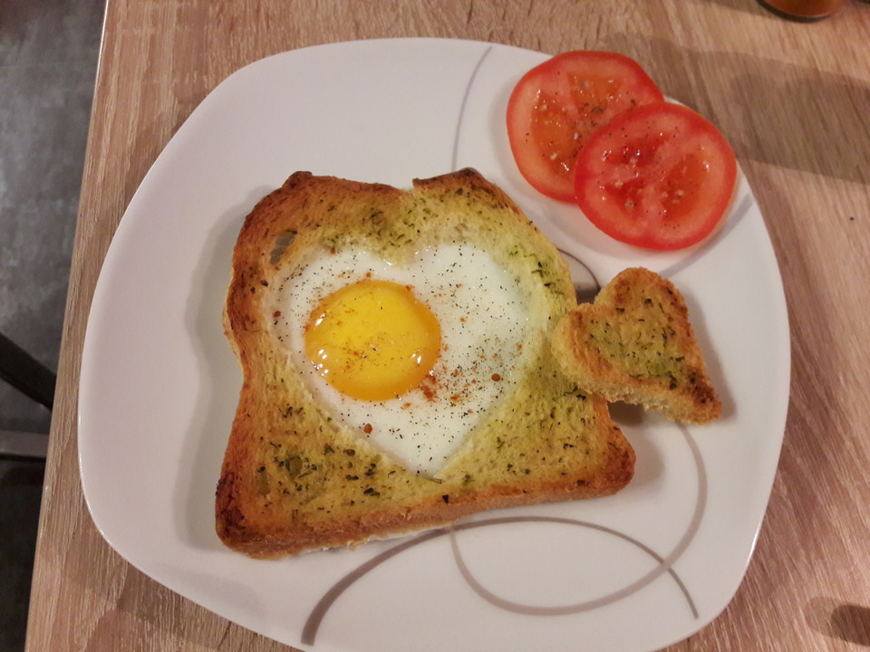 Eier im Toastbrot mit Rosmarin - Butter (Rezept mit Bild) | Chefkoch.de