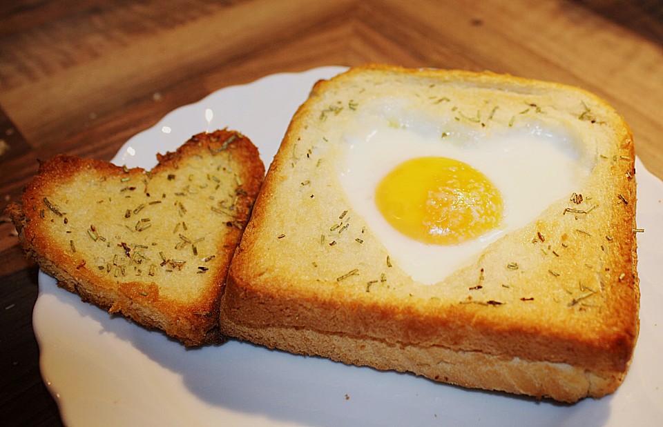 Eier im Toastbrot mit Rosmarin - Butter von elanda | Chefkoch.de