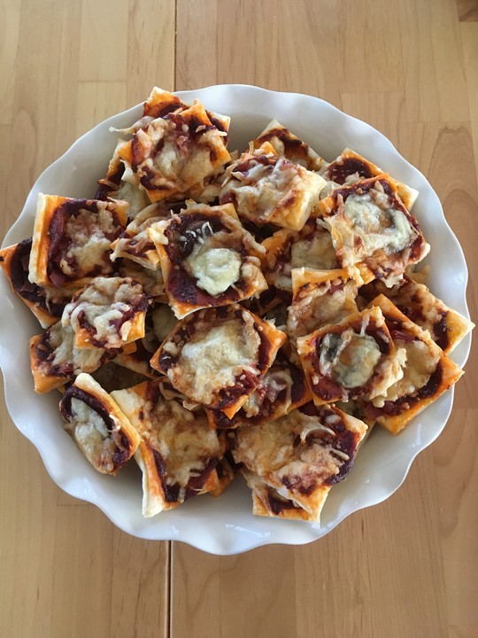 Mini-Snack-Pizzen aus Blätterteig von CookingJulie | Chefkoch.de
