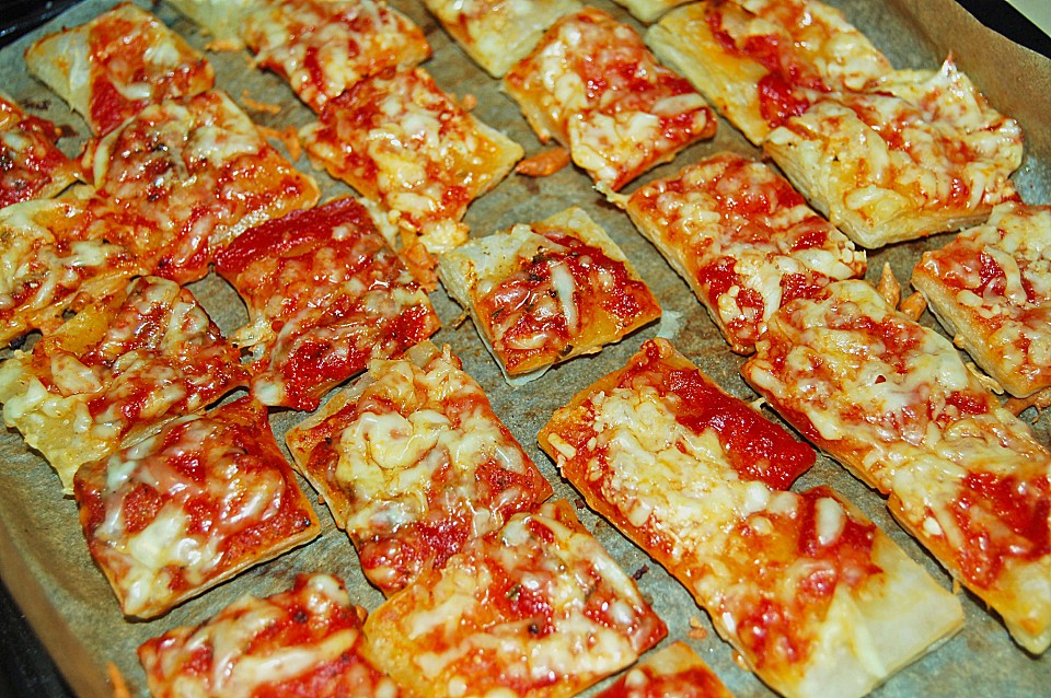 Mini-Snack-Pizzen aus Blätterteig von CookingJulie | Chefkoch.de