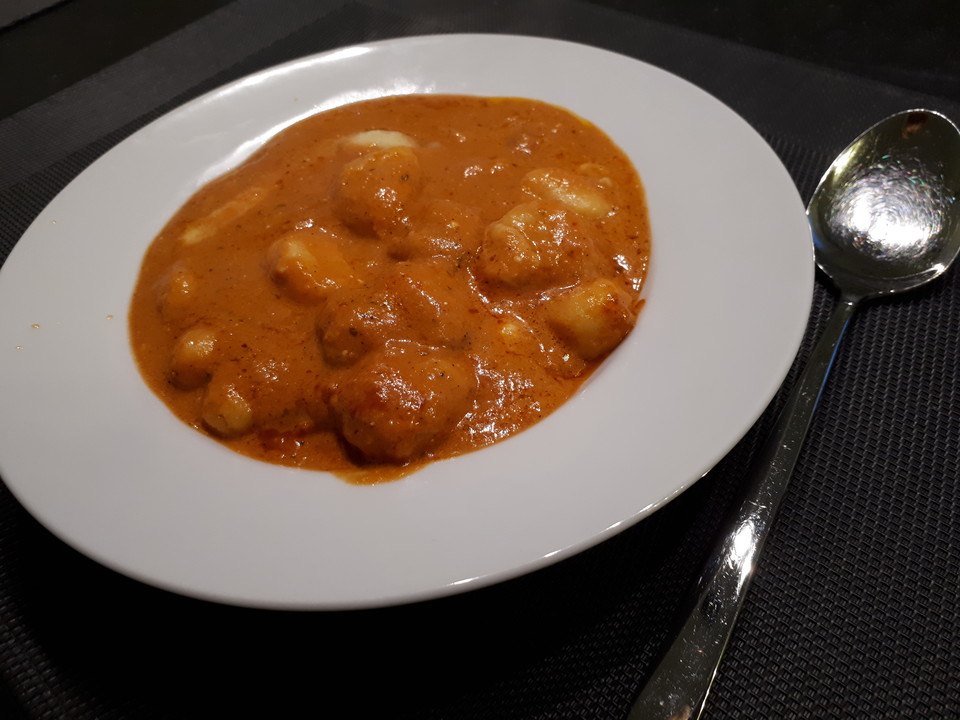 Gnocchi aus dem Ofen in Paprika-Tomaten-Sauce von fundelfish | Chefkoch.de Gnocchi aus dem Ofen in Paprika-Tomaten-Sauce von fundelfish | Chefkoch.de