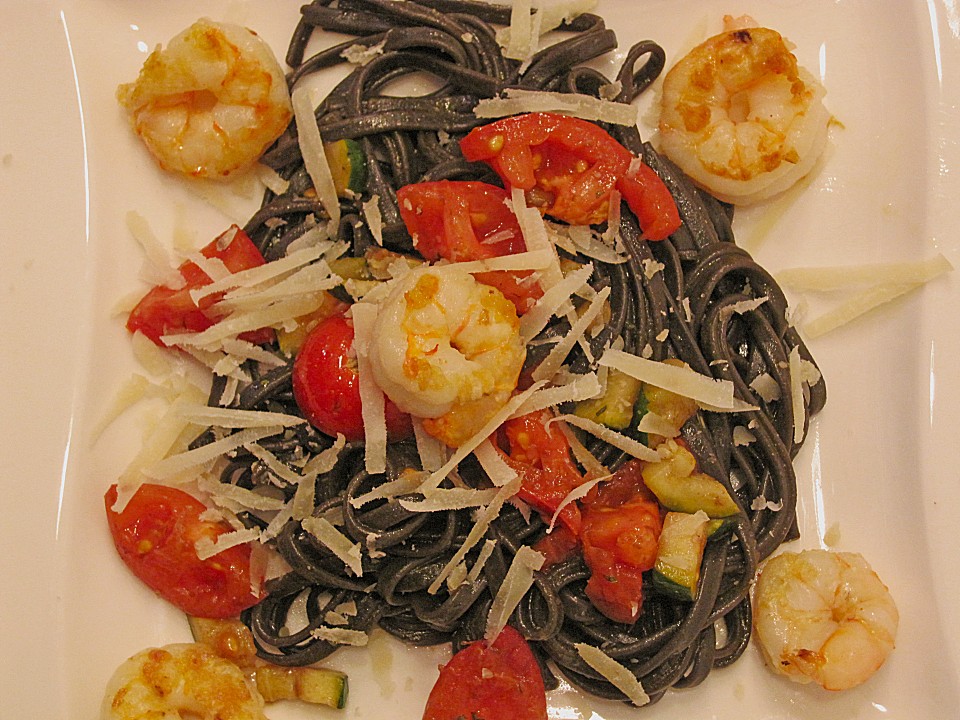 Salat von Gambas und schwarzen Nudeln von chefkoch | Chefkoch.de
