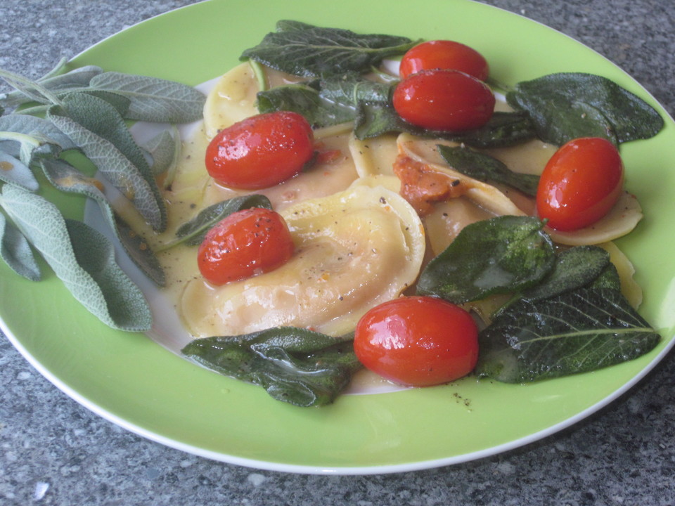 Ravioli mit Spinat-Ricotta in Salbei-Butter von ischilein | Chefkoch.de