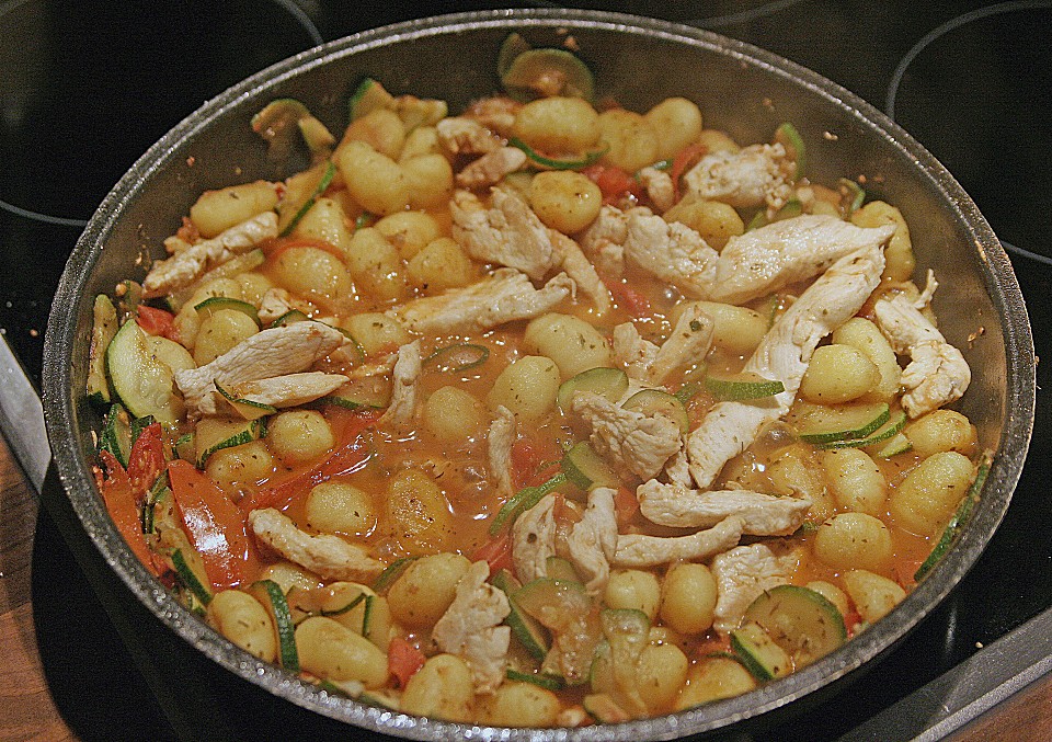 Hähnchen - Gnocchi - Gemüse Pfanne von axel-42 | Chefkoch.de